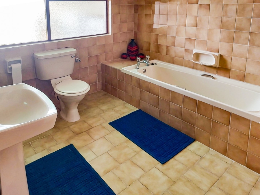 6 Bedroom Property for Sale in McDougall